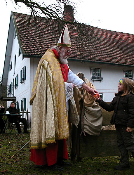 459px-Nikolaus_bei_der_Kinderbescherung.JPG